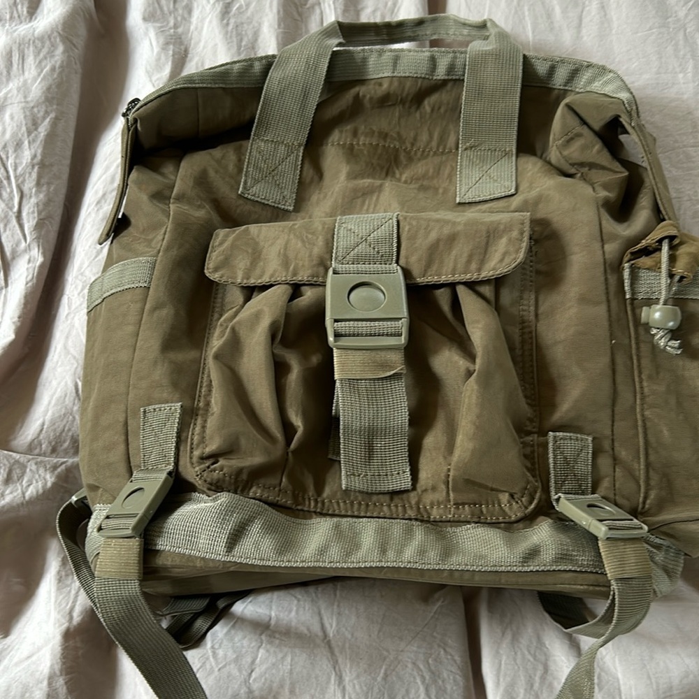 Tommy Bahama travel pack.